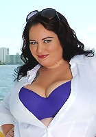 Plump,sexy and horny is the only way to describe the sexy Glory Foxxx!Watch her seduce herself a stud with her righteous sexy BBW curves!